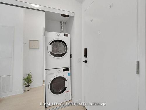 2210-3900 Confederation Pkwy, Mississauga, ON - Indoor Photo Showing Laundry Room