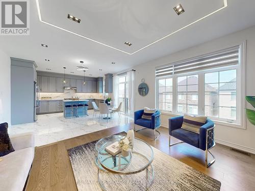 70 Kentledge Avenue, East Gwillimbury (Holland Landing), ON - Indoor Photo Showing Living Room