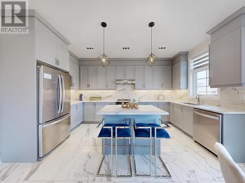 70 Kentledge Avenue, East Gwillimbury (Holland Landing), ON - Indoor Photo Showing Kitchen With Upgraded Kitchen