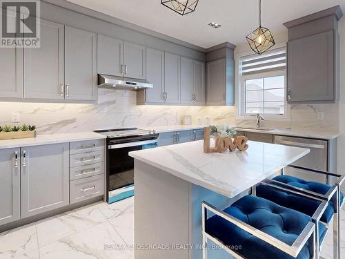 70 Kentledge Avenue, East Gwillimbury (Holland Landing), ON - Indoor Photo Showing Kitchen With Upgraded Kitchen