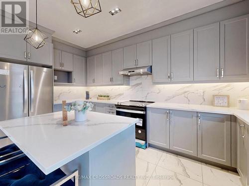 70 Kentledge Avenue, East Gwillimbury (Holland Landing), ON - Indoor Photo Showing Kitchen With Upgraded Kitchen