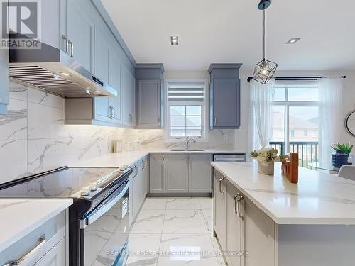 70 Kentledge Avenue, East Gwillimbury (Holland Landing), ON - Indoor Photo Showing Kitchen With Upgraded Kitchen