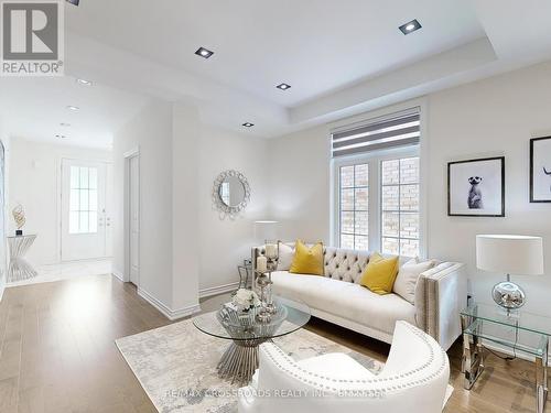 70 Kentledge Avenue, East Gwillimbury (Holland Landing), ON - Indoor Photo Showing Living Room