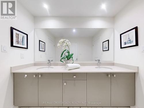 70 Kentledge Avenue, East Gwillimbury (Holland Landing), ON - Indoor Photo Showing Bathroom