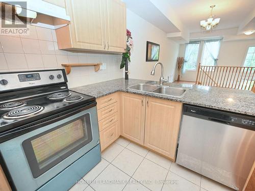 47 - 180 Howden Boulevard, Brampton (Westgate), ON - Indoor Photo Showing Kitchen With Double Sink