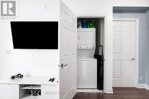 1018 - 15 James Finlay Way, Toronto (Downsview-Roding-Cfb), ON - Indoor Photo Showing Laundry Room