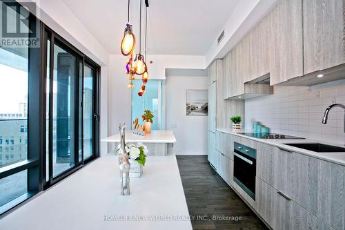 1410 - 5 St Joseph Street, Toronto (Bay Street Corridor), ON - Indoor Photo Showing Kitchen With Upgraded Kitchen