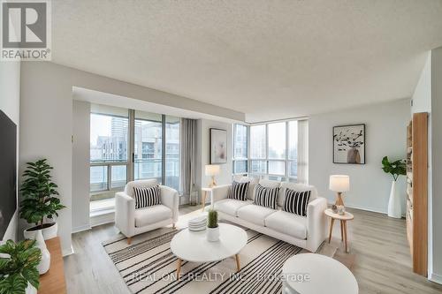 1902 - 3 Pemberton Avenue, Toronto (Newtonbrook East), ON - Indoor Photo Showing Living Room