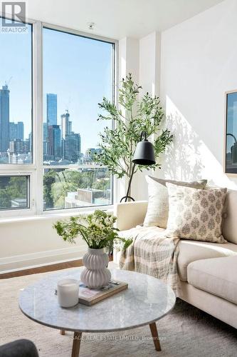 806 - 25 Scrivener Square, Toronto (Rosedale-Moore Park), ON - Indoor Photo Showing Living Room