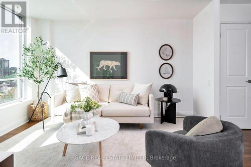 806 - 25 Scrivener Square, Toronto (Rosedale-Moore Park), ON - Indoor Photo Showing Living Room