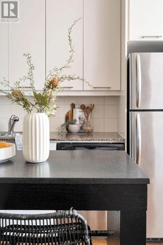 806 - 25 Scrivener Square, Toronto (Rosedale-Moore Park), ON - Indoor Photo Showing Kitchen