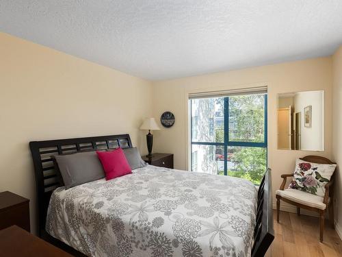 306-1063 Southgate St, Victoria, BC - Indoor Photo Showing Bedroom