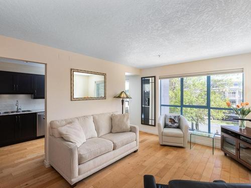 306-1063 Southgate St, Victoria, BC - Indoor Photo Showing Living Room