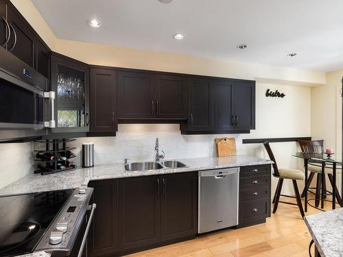 306-1063 Southgate St, Victoria, BC - Indoor Photo Showing Kitchen With Double Sink With Upgraded Kitchen