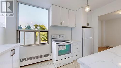 303 - 5 Vicora Linkway, Toronto (Flemingdon Park), ON - Indoor Photo Showing Kitchen