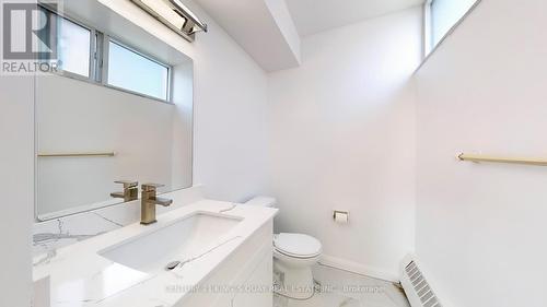 303 - 5 Vicora Linkway, Toronto (Flemingdon Park), ON - Indoor Photo Showing Bathroom