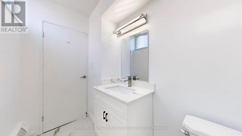 303 - 5 Vicora Linkway, Toronto (Flemingdon Park), ON - Indoor Photo Showing Bathroom