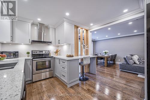 77 Lindsay Avenue, Newmarket (Bristol-London), ON - Indoor Photo Showing Kitchen With Upgraded Kitchen