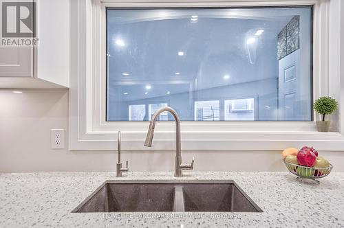 77 Lindsay Avenue, Newmarket, ON - Indoor Photo Showing Kitchen With Upgraded Kitchen