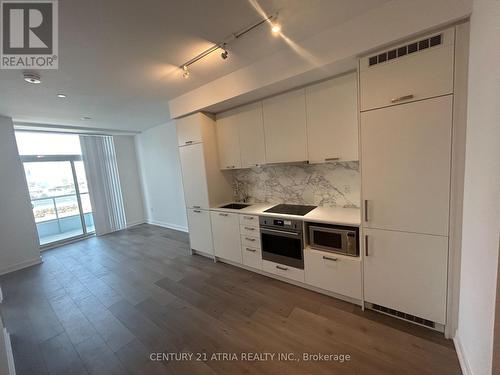 1119 - 38 Honeycrisp Crescent, Vaughan, ON - Indoor Photo Showing Kitchen