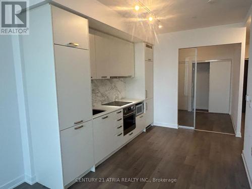 1119 - 38 Honeycrisp Crescent, Vaughan, ON - Indoor Photo Showing Kitchen