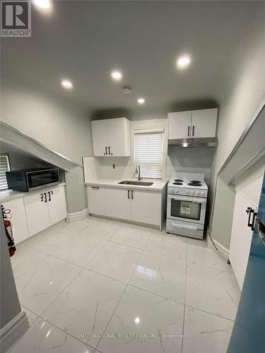 206 Carlton Street, Toronto, ON - Indoor Photo Showing Kitchen