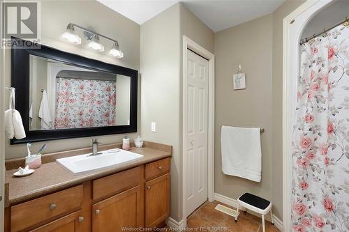 884 Westwood, Lakeshore, ON - Indoor Photo Showing Bathroom