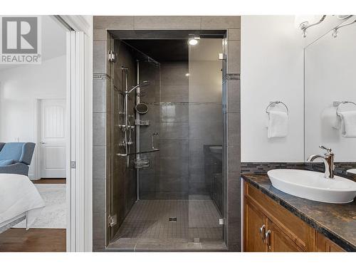 374 Trumpeter Court, Kelowna, BC - Indoor Photo Showing Bathroom