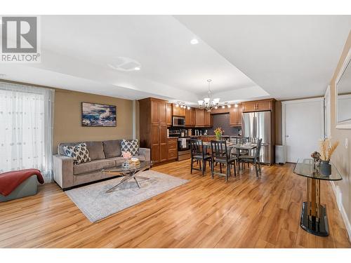 374 Trumpeter Court, Kelowna, BC - Indoor Photo Showing Living Room