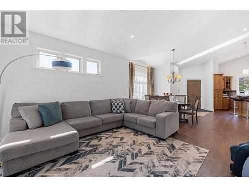 374 Trumpeter Court, Kelowna, BC - Indoor Photo Showing Living Room