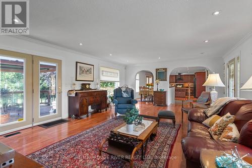 2694 Theatre Road S, Hamilton Township, ON - Indoor Photo Showing Living Room