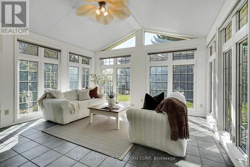 99 Midale Road, London, ON - Indoor Photo Showing Living Room