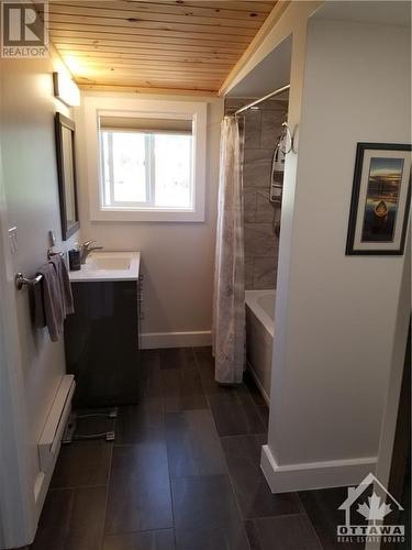 7 Strickland Private, Ottawa, ON - Indoor Photo Showing Bathroom