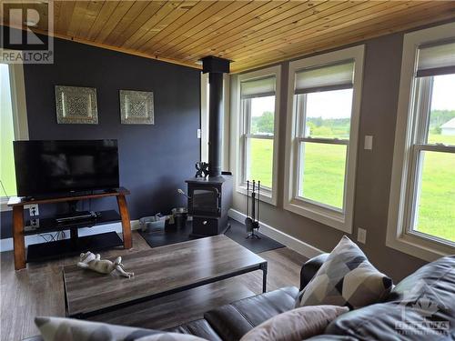 7 Strickland Private, Ottawa, ON - Indoor Photo Showing Living Room