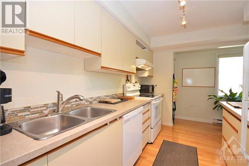 27 Reaney Court, Ottawa, ON - Indoor Photo Showing Kitchen With Double Sink