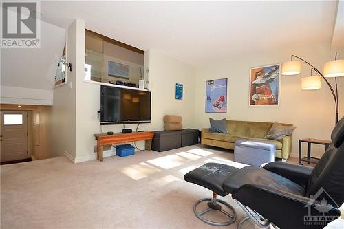 27 Reaney Court, Ottawa, ON - Indoor Photo Showing Living Room