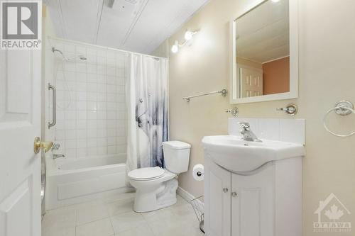 15 Maplewood Street, Carleton Place, ON - Indoor Photo Showing Bathroom