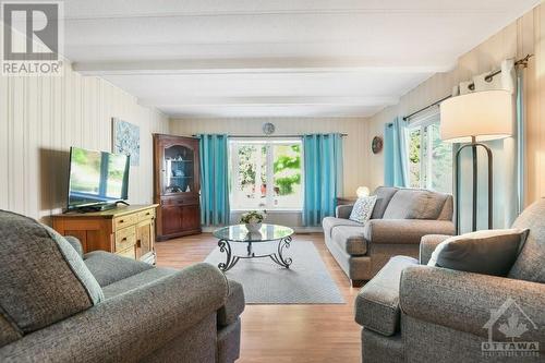 15 Maplewood Street, Carleton Place, ON - Indoor Photo Showing Living Room