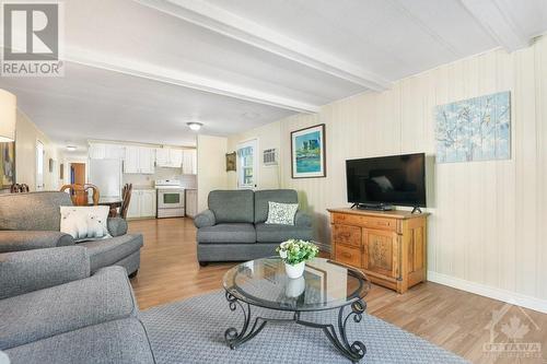 15 Maplewood Street, Carleton Place, ON - Indoor Photo Showing Living Room