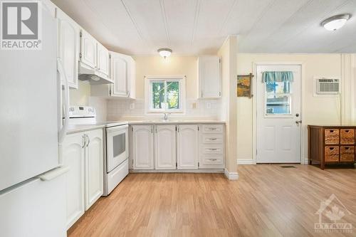 15 Maplewood Street, Carleton Place, ON - Indoor Photo Showing Kitchen