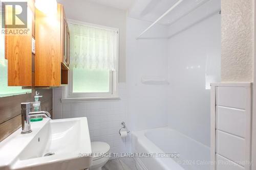 735 Leroy Avenue, London, ON - Indoor Photo Showing Bathroom