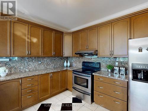 120 Danielson Court, Mississauga, ON - Indoor Photo Showing Kitchen