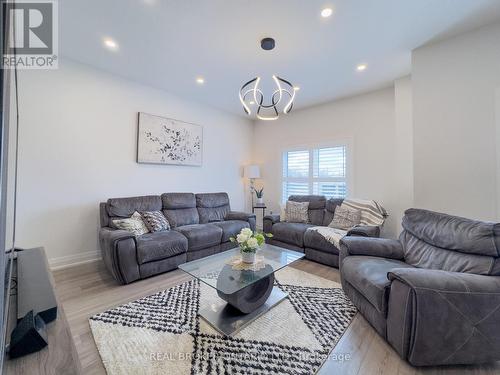 3293 Homestead Drive, Hamilton (Mount Hope), ON - Indoor Photo Showing Living Room