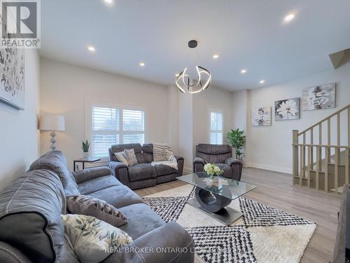 3293 Homestead Drive, Hamilton, ON - Indoor Photo Showing Living Room