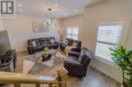 3293 Homestead Drive, Hamilton (Mount Hope), ON - Indoor Photo Showing Living Room