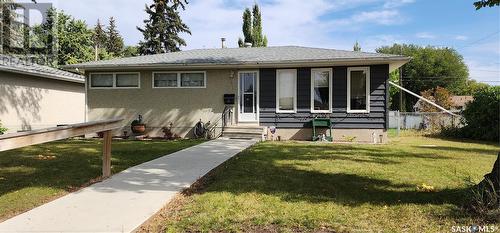 17 Young Crescent, Saskatoon, SK - Indoor Photo Showing Living Room