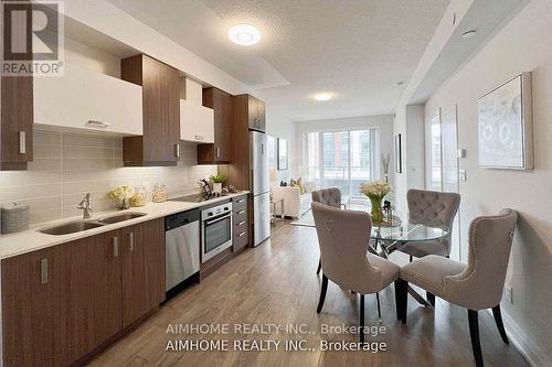 523 - 28 Uptown Drive, Markham (Unionville), ON - Indoor Photo Showing Kitchen With Double Sink With Upgraded Kitchen