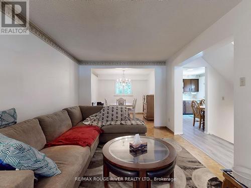 31 Tillbrook Court, Toronto (Malvern), ON - Indoor Photo Showing Living Room