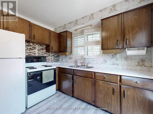 31 Tillbrook Court, Toronto (Malvern), ON - Indoor Photo Showing Kitchen With Double Sink