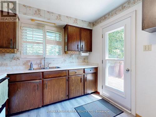 31 Tillbrook Court, Toronto (Malvern), ON - Indoor Photo Showing Kitchen With Double Sink